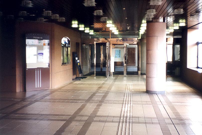 エントランスホール（正面入口）