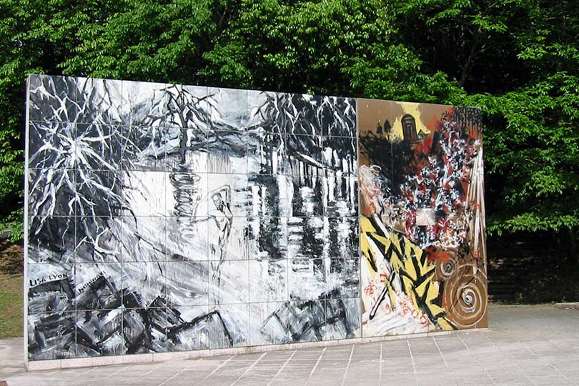 屋外に設置された横尾忠則陶板壁画